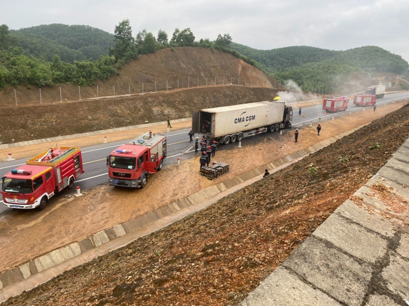 Xe container bốc cháy dữ dội trên cao tốc Cam Lộ - La Sơn -0