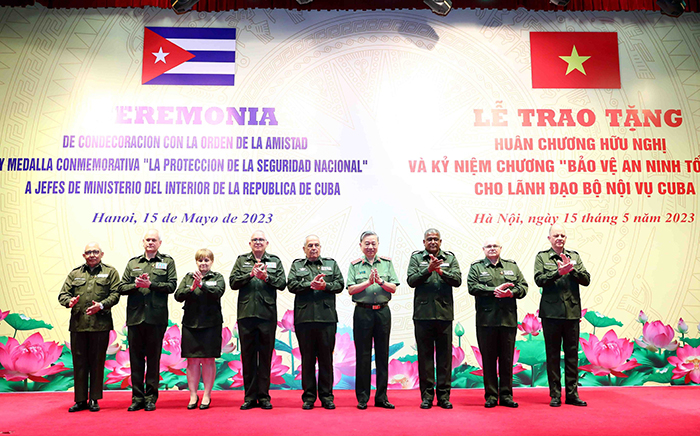 Trao phần thưởng cao quý của Đảng, Nhà nước, và Bộ Công an Việt Nam tặng Bộ Nội vụ Cuba -0