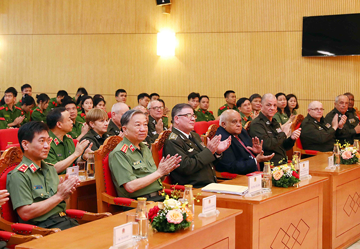 Trao phần thưởng cao quý của Đảng, Nhà nước, và Bộ Công an Việt Nam tặng Bộ Nội vụ Cuba -1