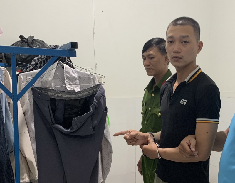 Gần 4 giờ ráo riết truy bắt kẻ sắm vài khách hàng để cướp vàng củ chủ shop quần áo -0