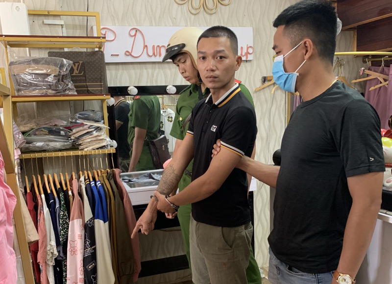Gần 4 giờ ráo riết truy bắt kẻ sắm vài khách hàng để cướp vàng củ chủ shop quần áo -0