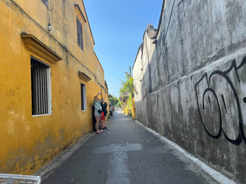 Du khách hào hứng trải nghiệm phố đi bộ mới trong ngày đầu tiên Hội An “siết chặt” vé tham quan -0