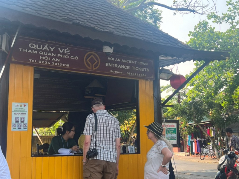 Du khách hào hứng trải nghiệm phố đi bộ mới trong ngày đầu tiên Hội An “siết chặt” vé tham quan -0