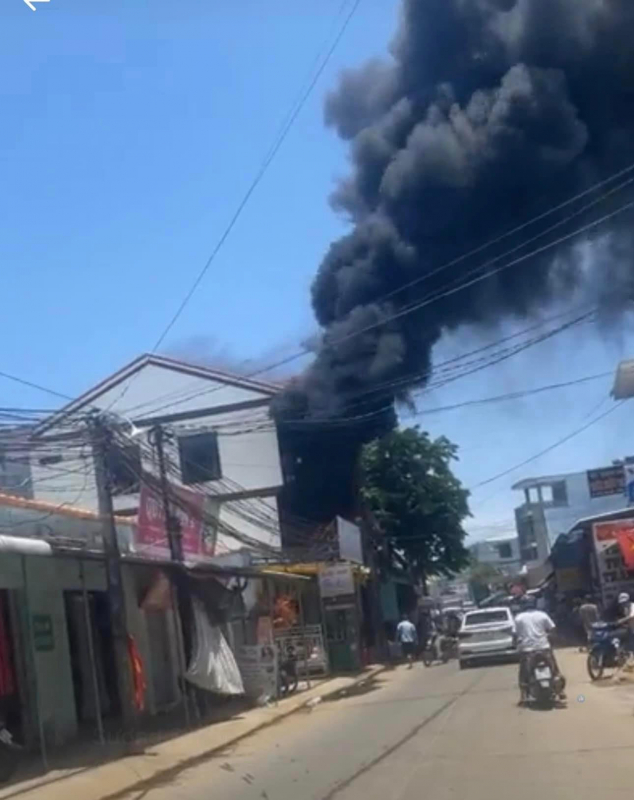 Quảng Ngãi: Cháy thùng xốp trên ban công nhà dân gần chợ -0
