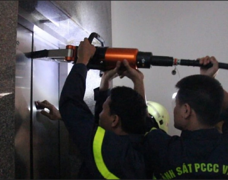 Giải cứu nam thanh niên kẹt trong thang máy -0