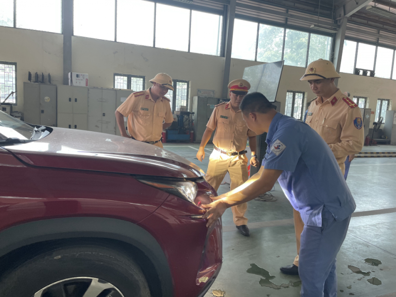 Ngày 15/5: Cảnh sát giao thông tiếp tục được tăng cường tới hỗ trợ các trung tâm đăng kiểm -0