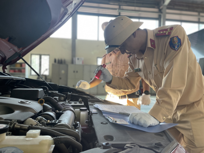 Ngày 15/5: Cảnh sát giao thông tiếp tục được tăng cường tới hỗ trợ các trung tâm đăng kiểm -0