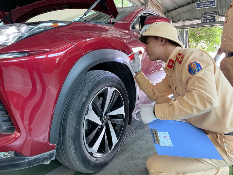 Ngày 15/5: Cảnh sát giao thông tiếp tục được tăng cường tới hỗ trợ các trung tâm đăng kiểm -0