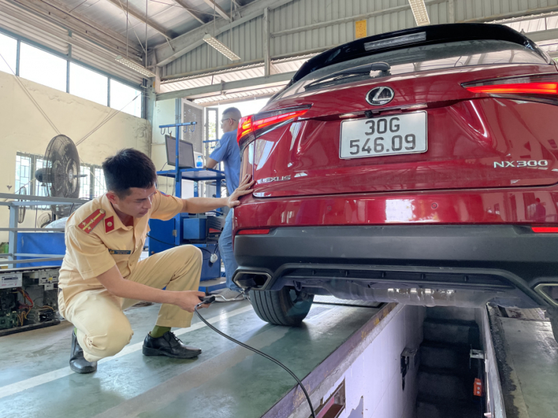 Ngày 15/5: Cảnh sát giao thông tiếp tục được tăng cường tới hỗ trợ các trung tâm đăng kiểm -0