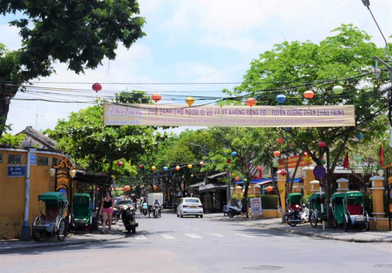 Du khách hào hứng trải nghiệm phố đi bộ mới trong ngày đầu tiên Hội An “siết chặt” vé tham quan -0