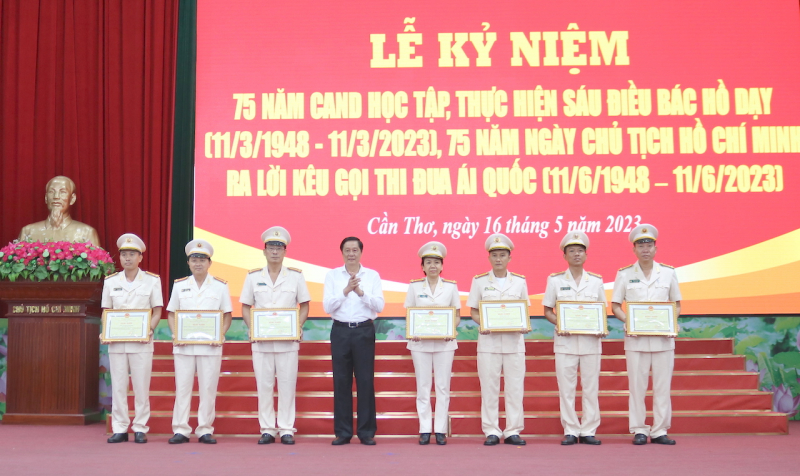 Công an TP Cần Thơ tuyên dương 75 điển hình Học tập, làm theo Sáu điều Bác Hồ dạy -0