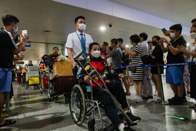Vietnam women's football team welcomed home as heroes -0