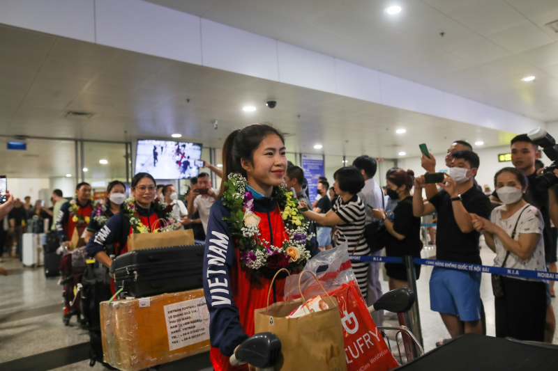 Vietnam women's football team welcomed home as heroes -1