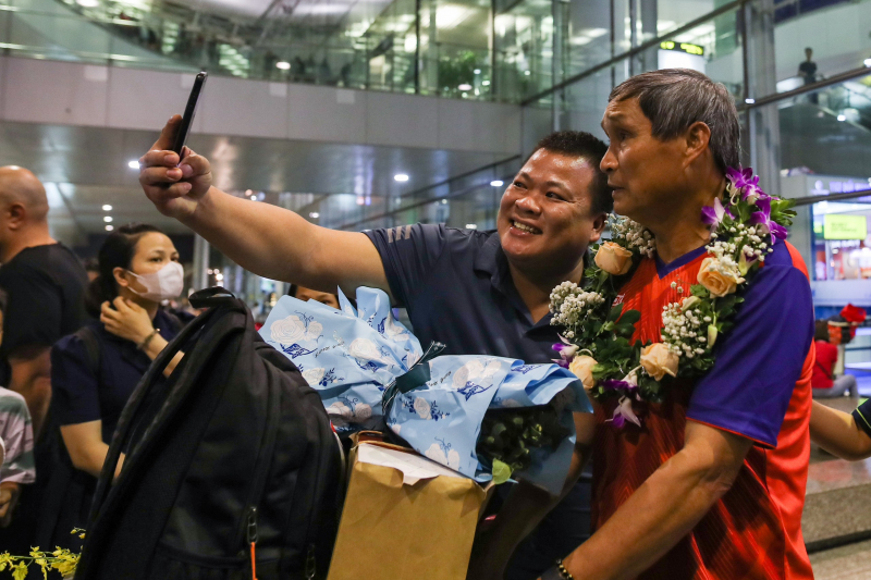 Vietnam women's football team welcomed home as heroes -0