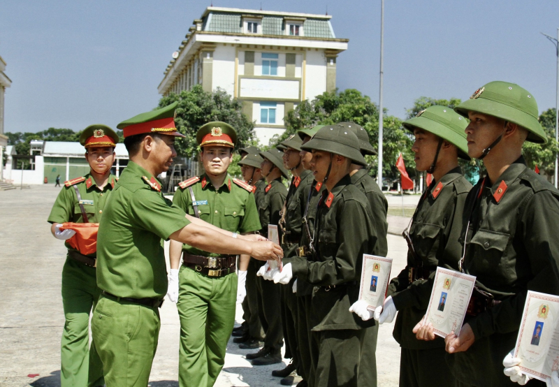 Bế giảng khóa huấn luyện chiến sĩ mới thực hiện nghĩa vụ CAND năm 2023 -0