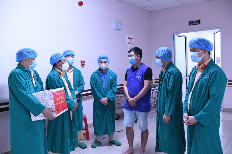 Lãnh đạo Bộ Công an thăm hỏi, tặng quà Thiếu tá CSGT bị đối tượng vi phạm nồng độ cồn đâm trọng thương -1