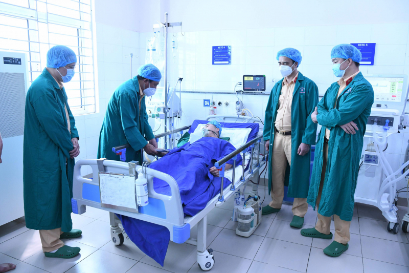 Lãnh đạo Bộ Công an thăm hỏi, tặng quà Thiếu tá CSGT bị đối tượng vi phạm nồng độ cồn đâm trọng thương -0