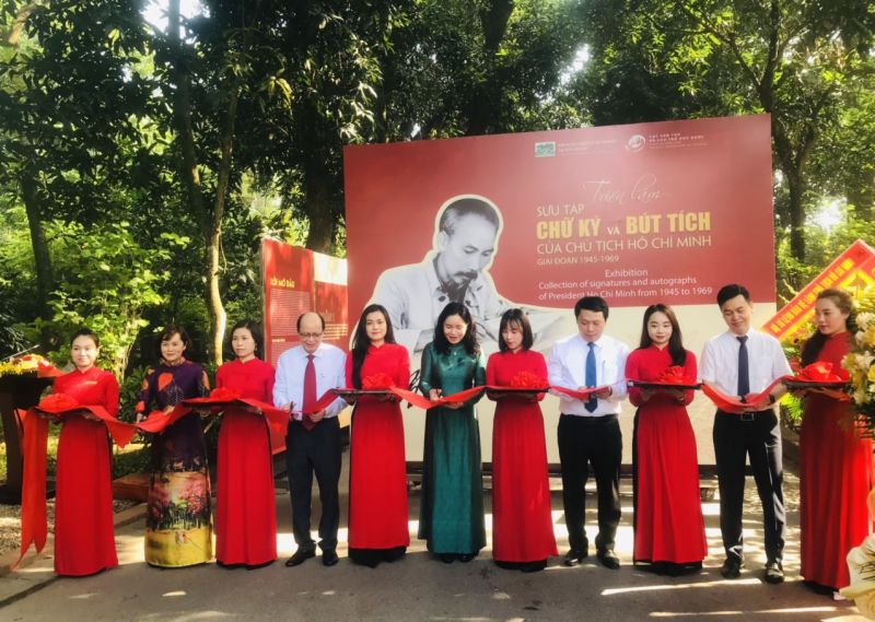 Triển lãm“Sưu tập chữ ký và bút tích của Chủ tịch Hồ Chí Minh giai đoạn 1945 – 1969” -0