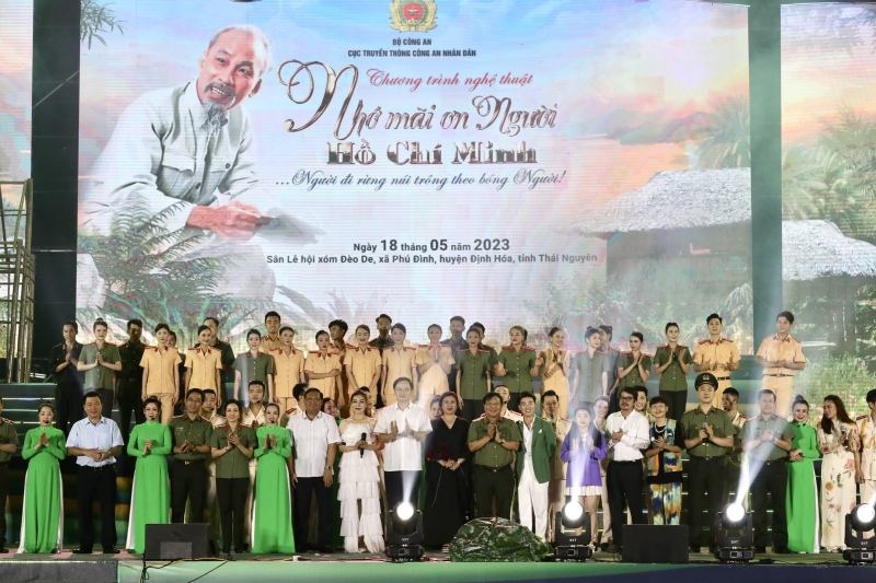 Bản tráng ca về những dấu son lịch sử của dân tộc từ “Thủ đô gió ngàn” -0