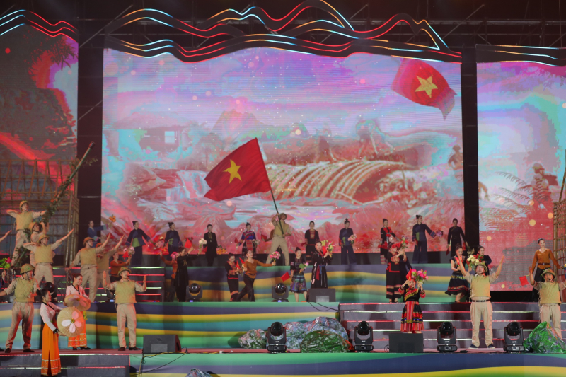 Bản tráng ca về những dấu son lịch sử của dân tộc từ “Thủ đô gió ngàn” -0