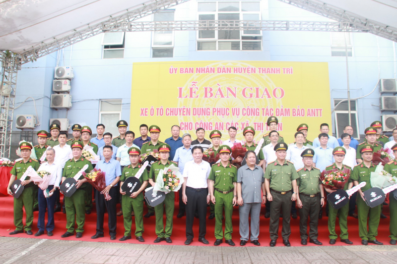 Bàn giao 16 xe ô tô chuyên dụng cho Công an các xã, thị trấn thuộc huyện Thanh Trì.  -1