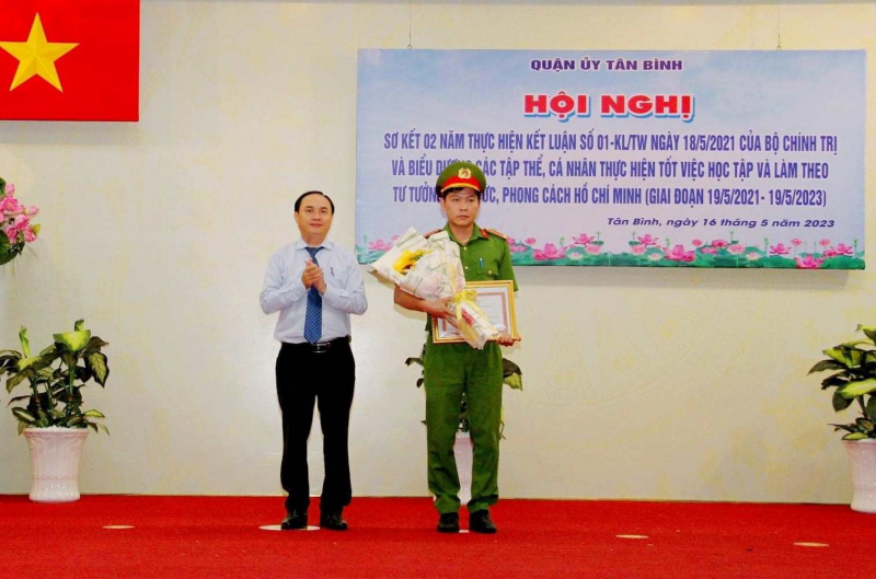 Trao Bằng khen của Bộ Công an cho Trung úy Trần Nhật Duy -0