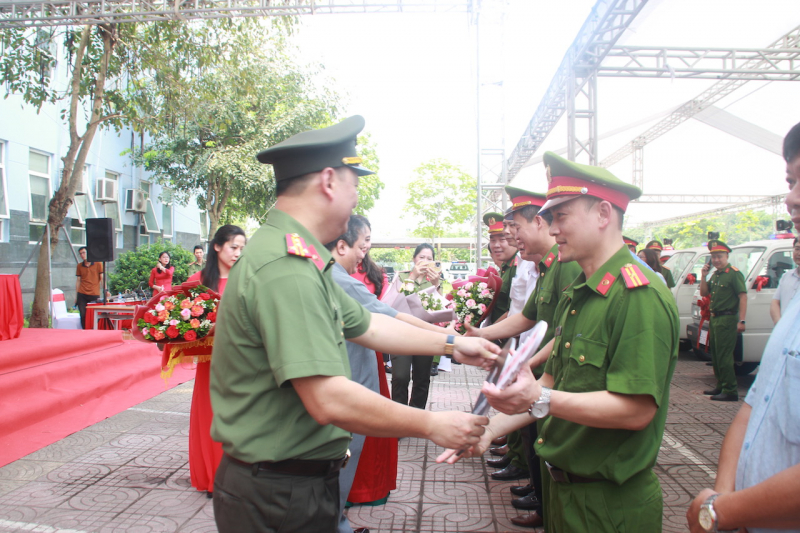 Bàn giao 16 xe ô tô chuyên dụng cho Công an các xã, thị trấn thuộc huyện Thanh Trì.  -0