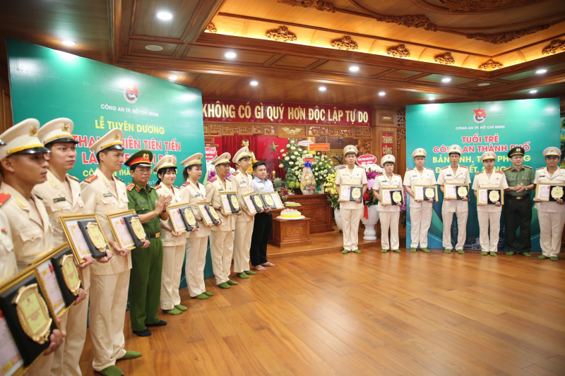 Công an TP Hồ Chí Minh tuyên dương 42 gương “Thanh niên tiên tiến làm theo lời Bác”  -1
