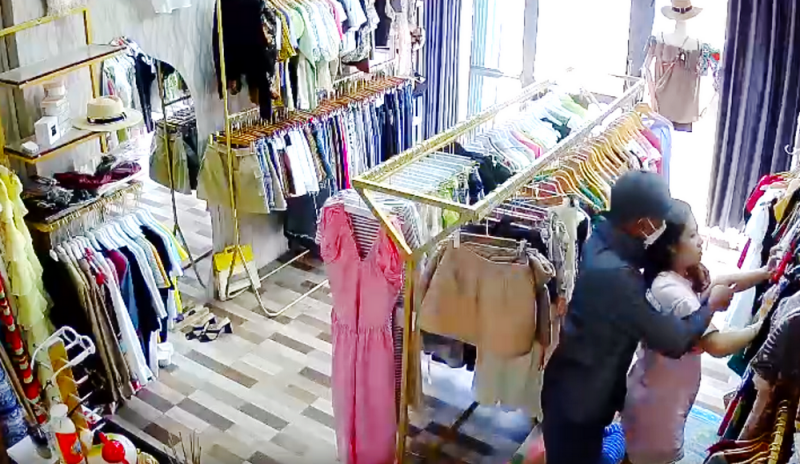 Kẻ cướp vòng vàng đeo tay của chủ shop quần áo từng bị án tù 7 năm  -0