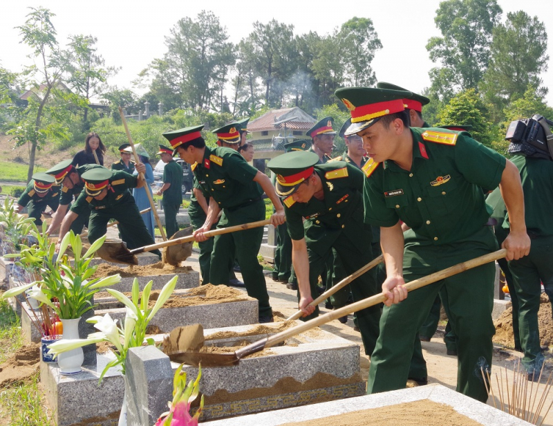 Truy điệu, an táng 16 hài cốt các liệt sĩ đưa từ chiến trường Lào về  -0