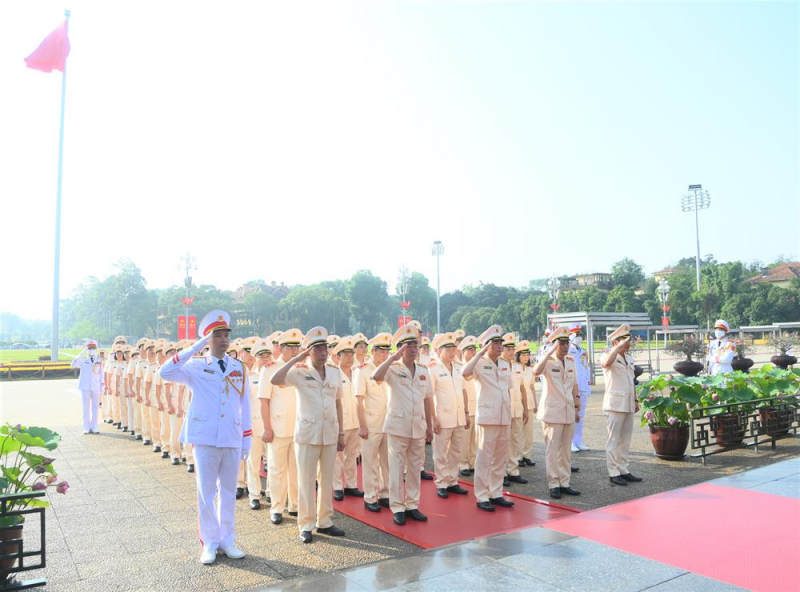 Leaders of Ministry of Public Security visit the Mausoleum of President Ho Chi Minh -0