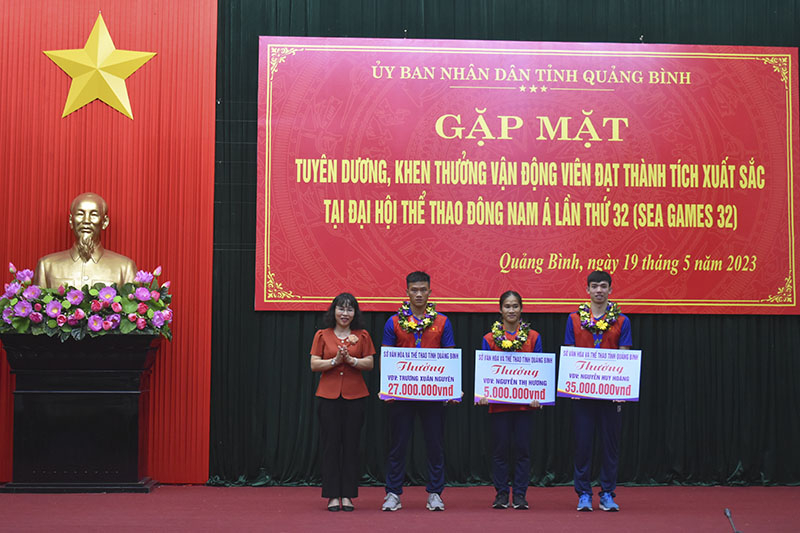 Khen thưởng các vận động viên đạt thành tích xuất sắc tại SEA Games 32. -0