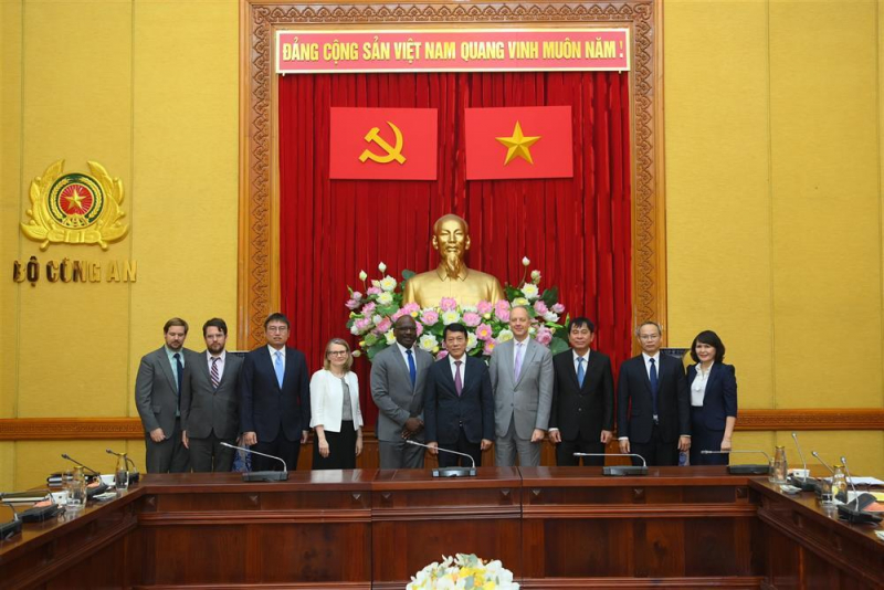 Deputy Minister Luong Tam Quang receives US Commission on International Religious Freedom delegation -0