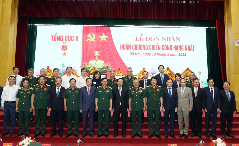vna_potal_chu_tich_nuoc_vo_van_thuong_trao_tang_huan_chuong_chien_cong_hang_nhat_cho_tong_cuc_ii_bo_quoc_phong_6738690.jpg -0