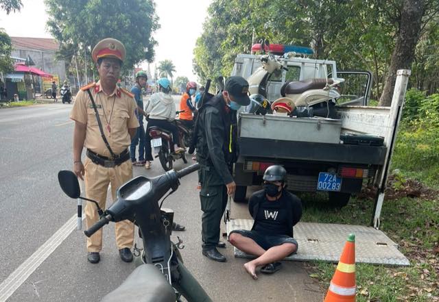 CSGT bắn chỉ thiên, trấn áp tên cướp vừa ra tù lại dùng dao cứa cổ chủ tiệm quần áo -0