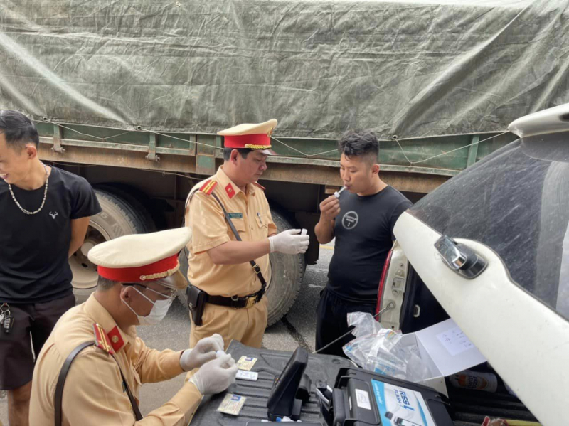 Phơi mình dưới nắng nóng gió Lào, bảo đảm an toàn giao thông -0