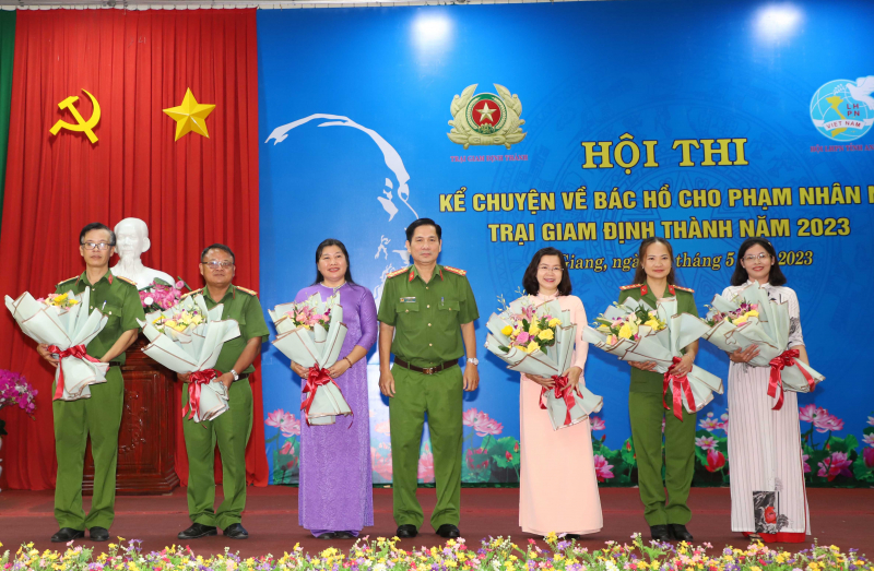 Xúc động nghe nữ phạm nhân thi kể chuyện về Bác Hồ -0