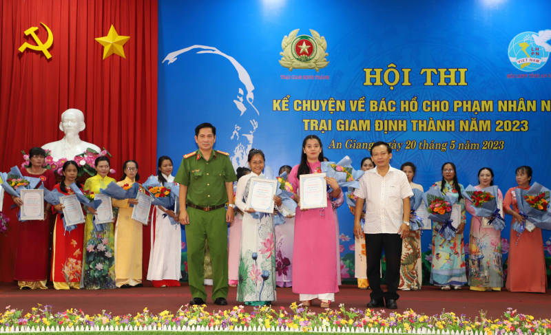 Xúc động nghe nữ phạm nhân thi kể chuyện về Bác Hồ -1