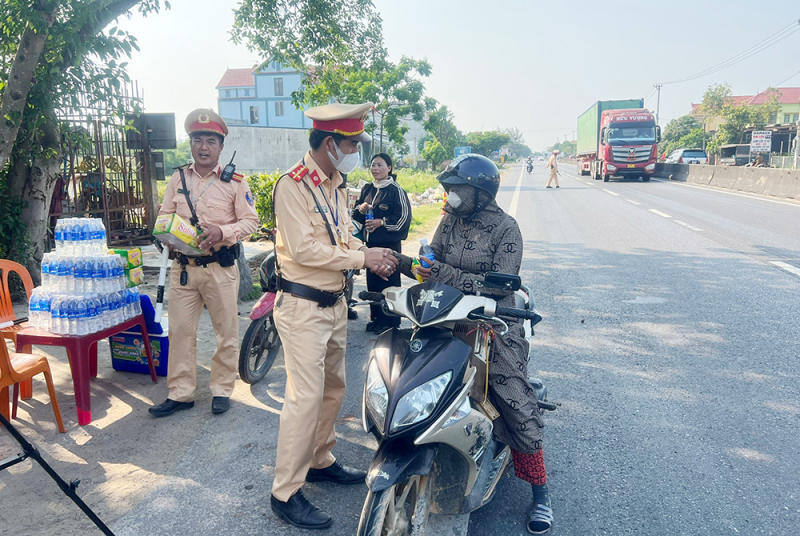 Phơi mình dưới nắng nóng gió Lào, bảo đảm an toàn giao thông -0