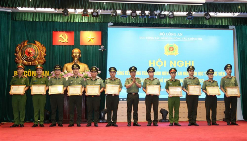 Youths of Public Security Forces actively study and implement Uncle Ho’s six teachings -0