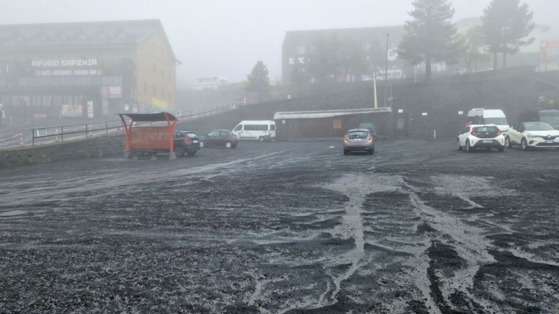 Núi lửa Etna phun trào kịch phát, cột dung nham cao hơn 10km -0