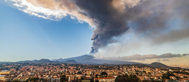 Núi lửa Etna phun trào kịch phát, cột dung nham cao hơn 10km -0