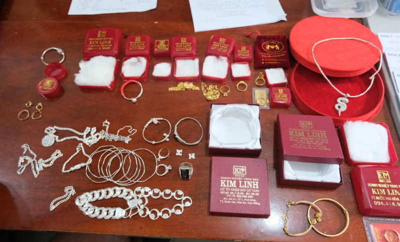 Cho người ở nước ngoài thuê trên 100 tài khoản ngân hàng  -2