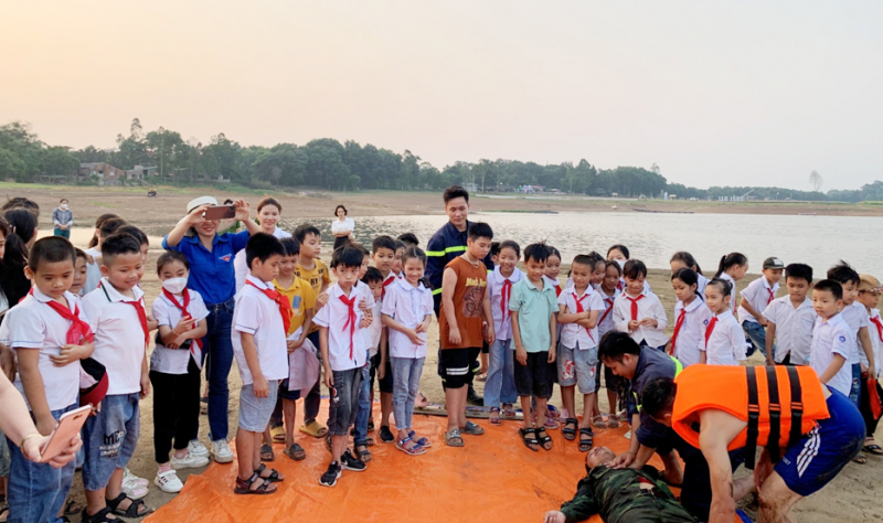  Hướng dẫn kỹ năng chống đuối nước với học sinh ngay tại các ao, hồ mùa hè -0