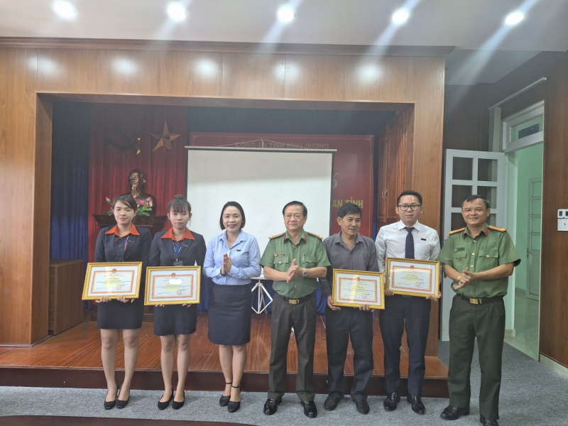 Khen thưởng các cá nhân hỗ trợ bắt kẻ cướp ngân hàng -0