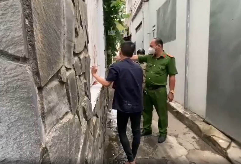 Tạt sơn “khủng bố” đòi nợ, bị Công an bắt lau chùi hết vết sơn đã tạt -0