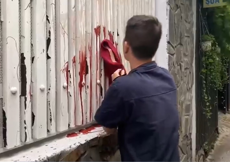 Tạt sơn “khủng bố” đòi nợ, bị Công an bắt lau chùi hết vết sơn đã tạt -0