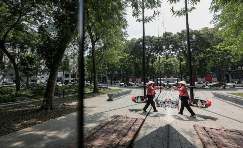 Unique giant 3D mirror house at Dien Hong flower garden -2