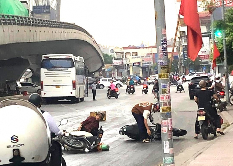 Liên tiếp 2 vụ xe container đâm vào cầu vượt ở Hải Phòng -0