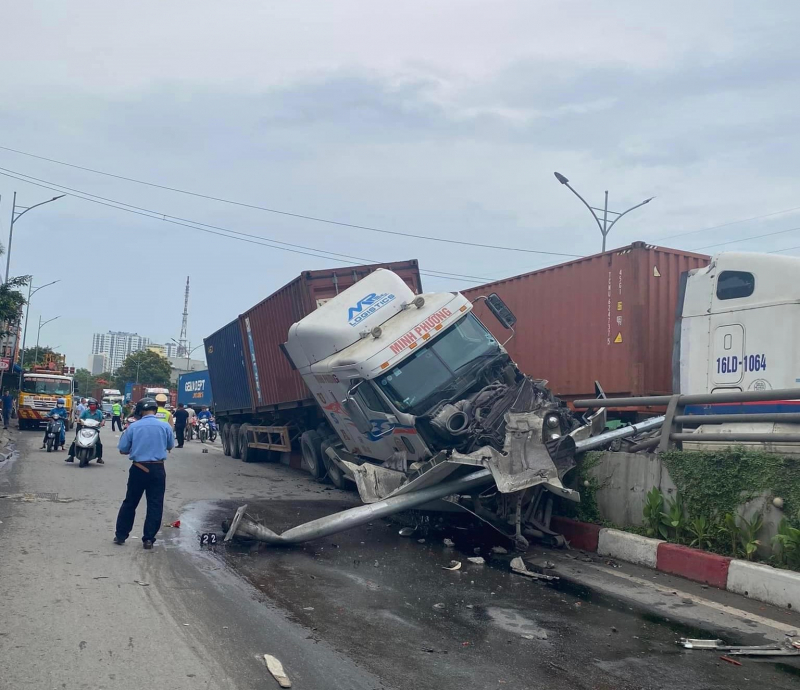 Liên tiếp 2 vụ xe container đâm vào cầu vượt ở Hải Phòng -0